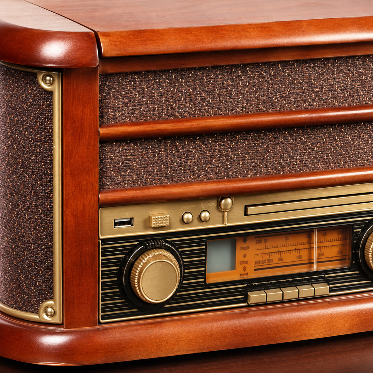 Gros plan sur les boutons dorés, le cadran éclairé et le tiroir CD de la radio CD USB vintage en bois Bild