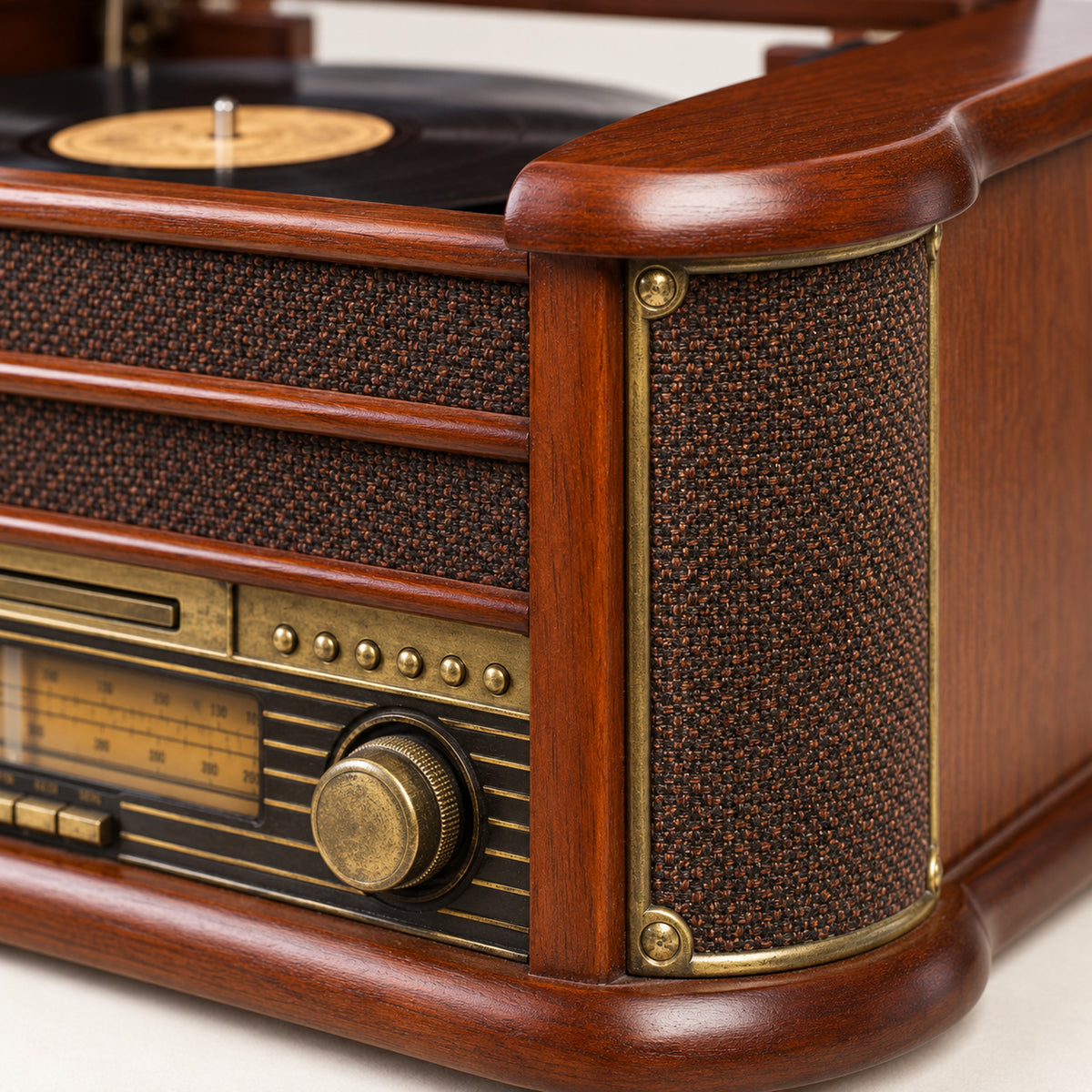 Gros plan sur les boutons dorés, le cadran éclairé et l'affichage LED de la radio CD vintage en bois Bild