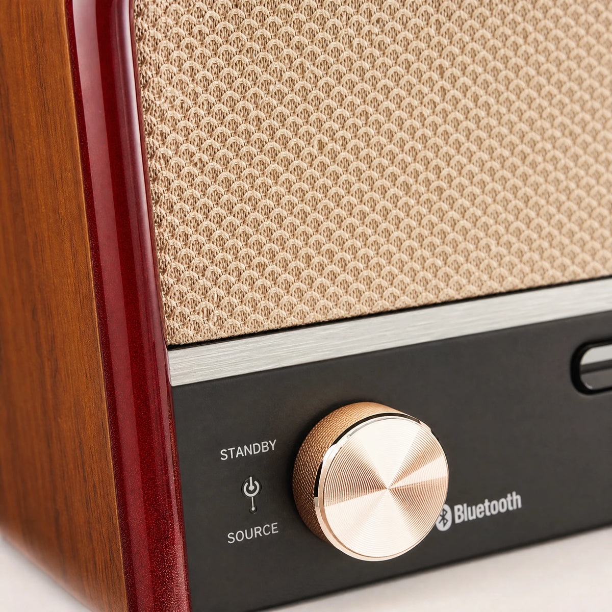 Radio lecteur CD vintage Bluetooth, design rétro bois - close-up détail matière