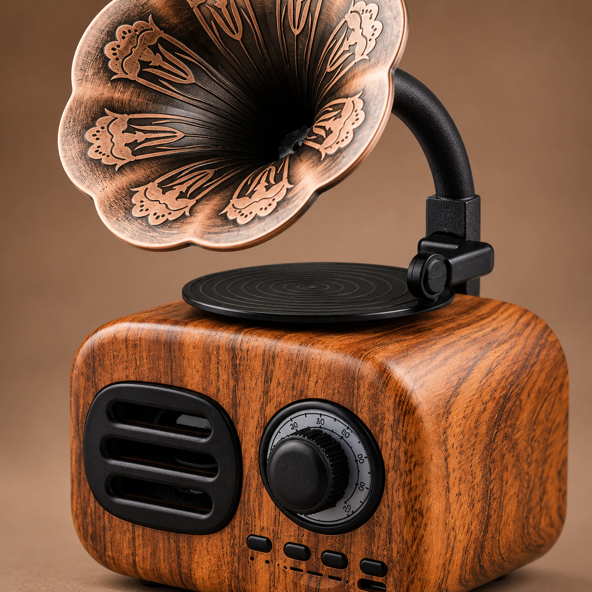 Gros plan sur le pavillon cuivré gravé et le bouton de volume de l'enceinte radio vintage bluetooth gramophone Bild