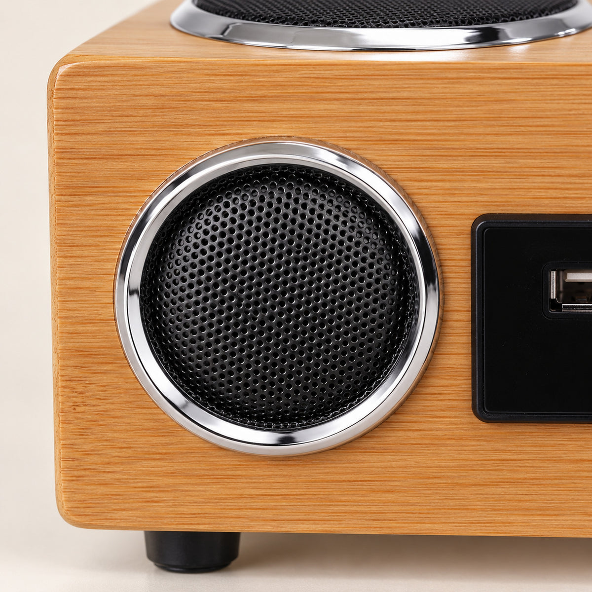 Gros plan sur le bambou, les haut-parleurs cerclés de chrome et le port USB de la radio vintage FM Bild