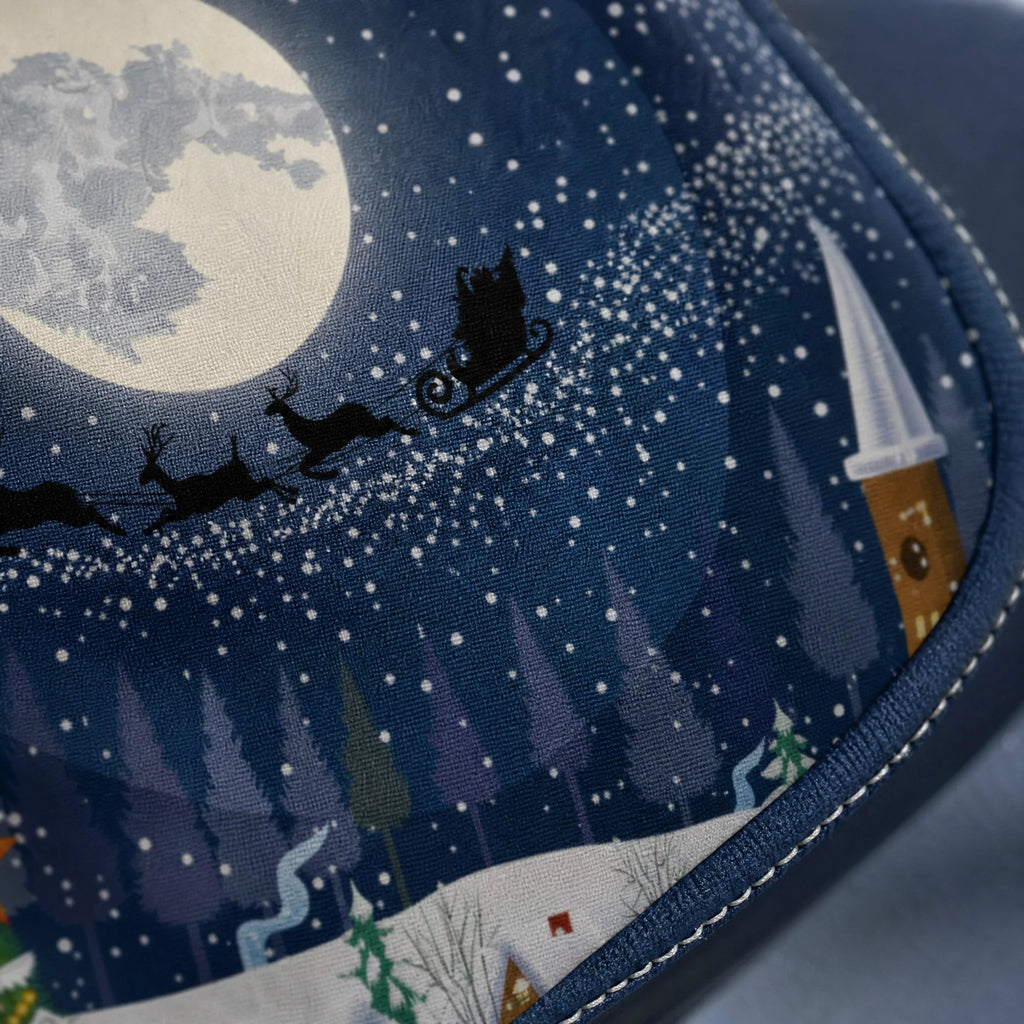 Rideau Douche Noël Village Enneigé Lune et Traineau - close-up détail matière