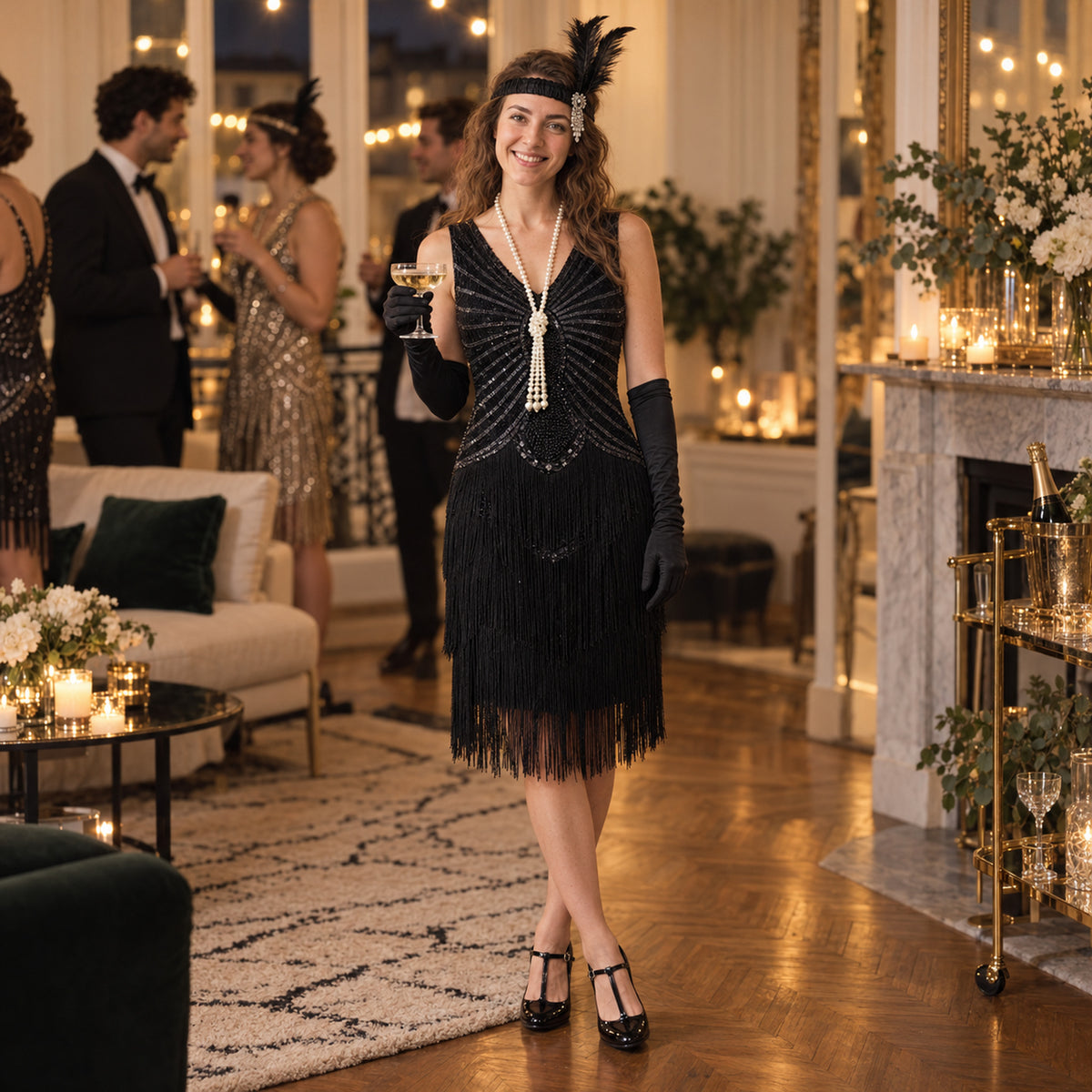 Femme en robe charleston noire à franges lors d'une soirée dans un appartement chaleureux, guirlandes lumineuses Bild