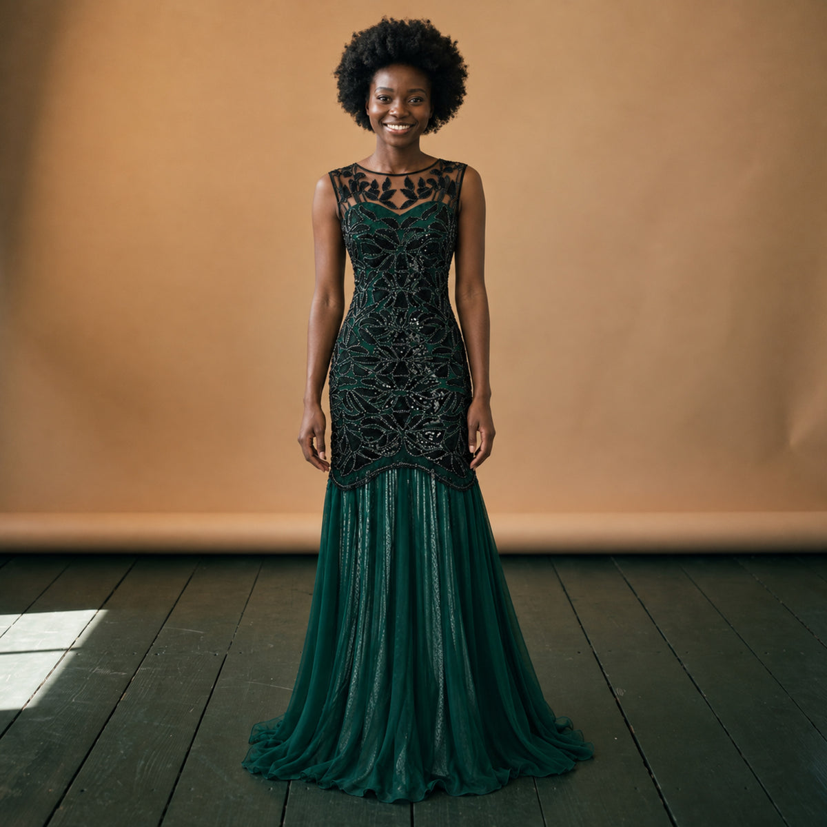 Robe charleston longue à sequins portée en studio, taille basse et jupe fluide, vue de face Bild