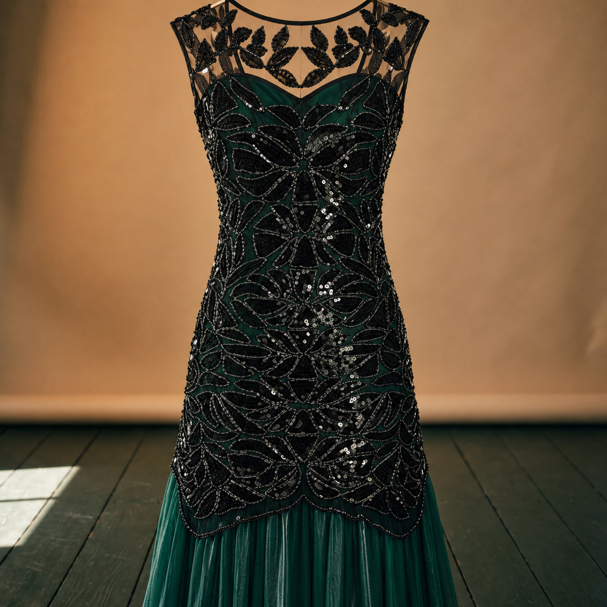 Gros plan sur la broderie de sequins et l'encolure feuillage de la robe charleston longue Bild
