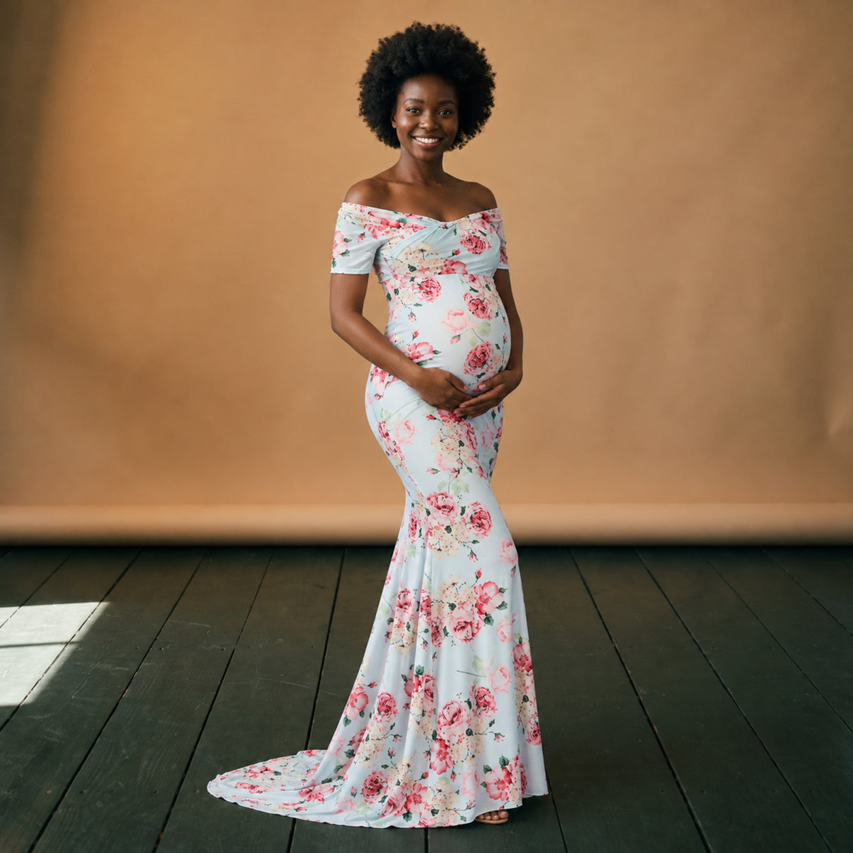 Robe charleston enceinte pour mariage longue blanche à fleurs portée en studio, vue de profil Bild