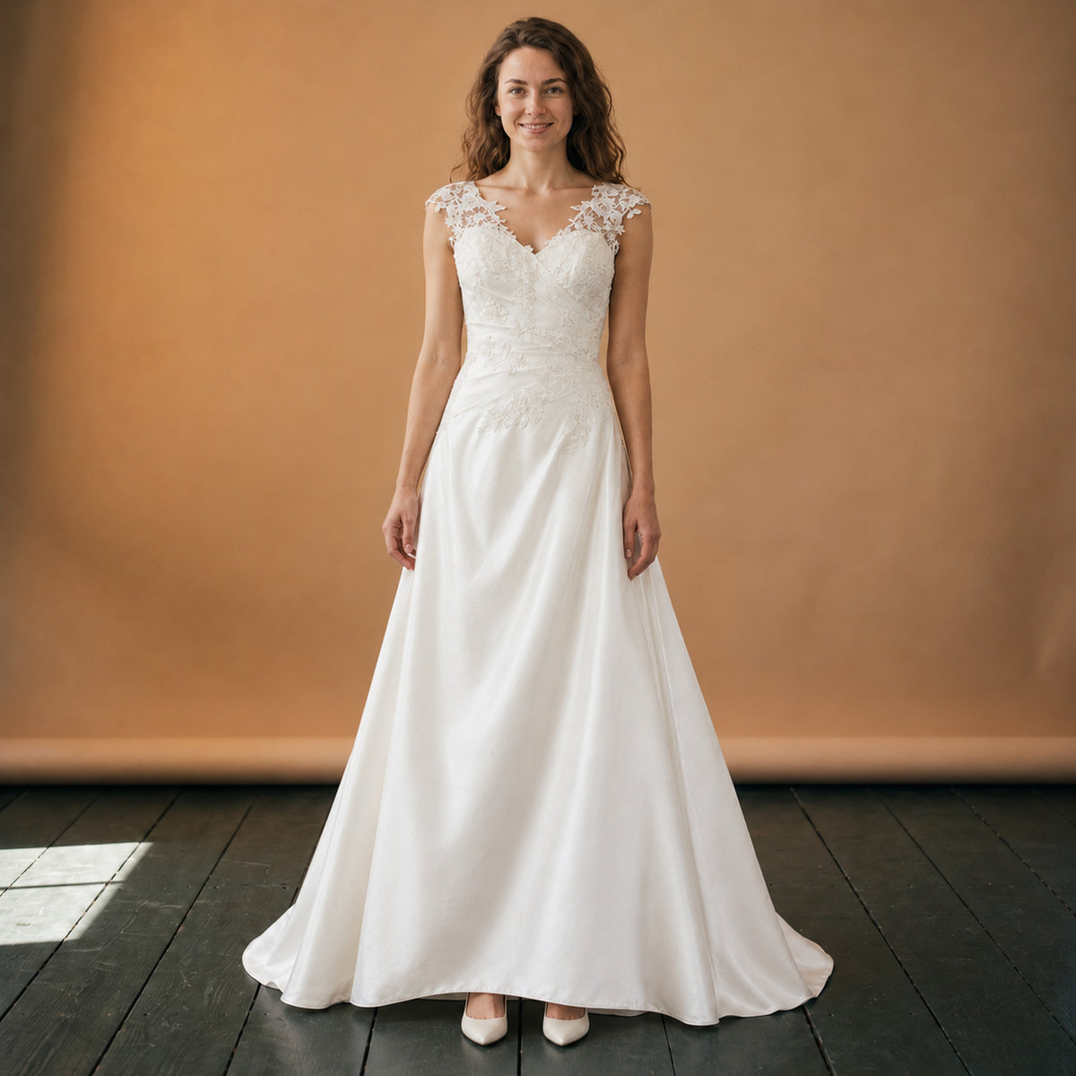 Robe charleston grande taille mariage longue en dentelle avec traîne portée en studio, vue de face Bild