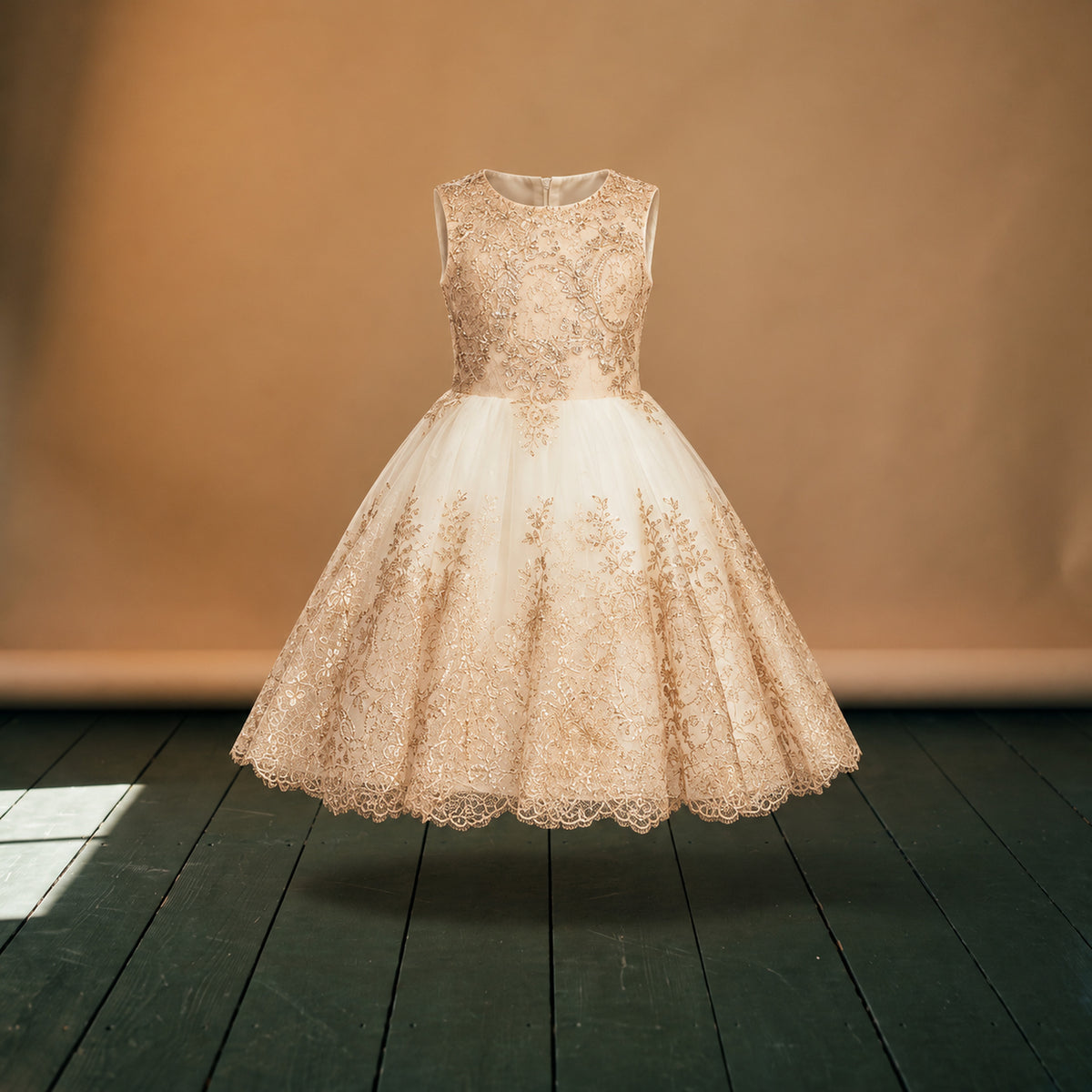 Robe charleston de mariage 8 ans dorée portée en studio par une fillette, jupe en corolle, vue de face Bild