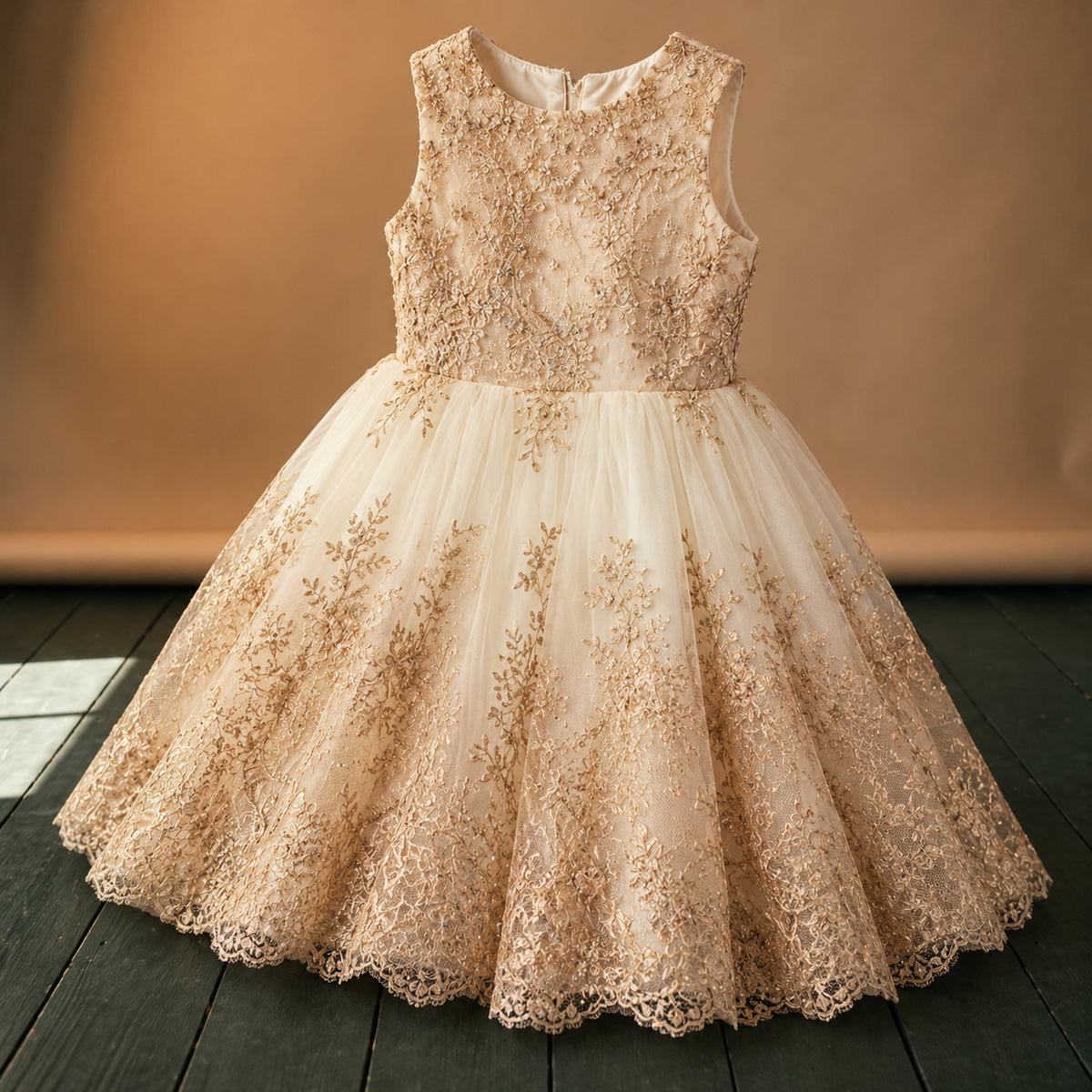 Gros plan sur la broderie dorée, le voile et le satin de la robe charleston de mariage fille 8 ans Bild