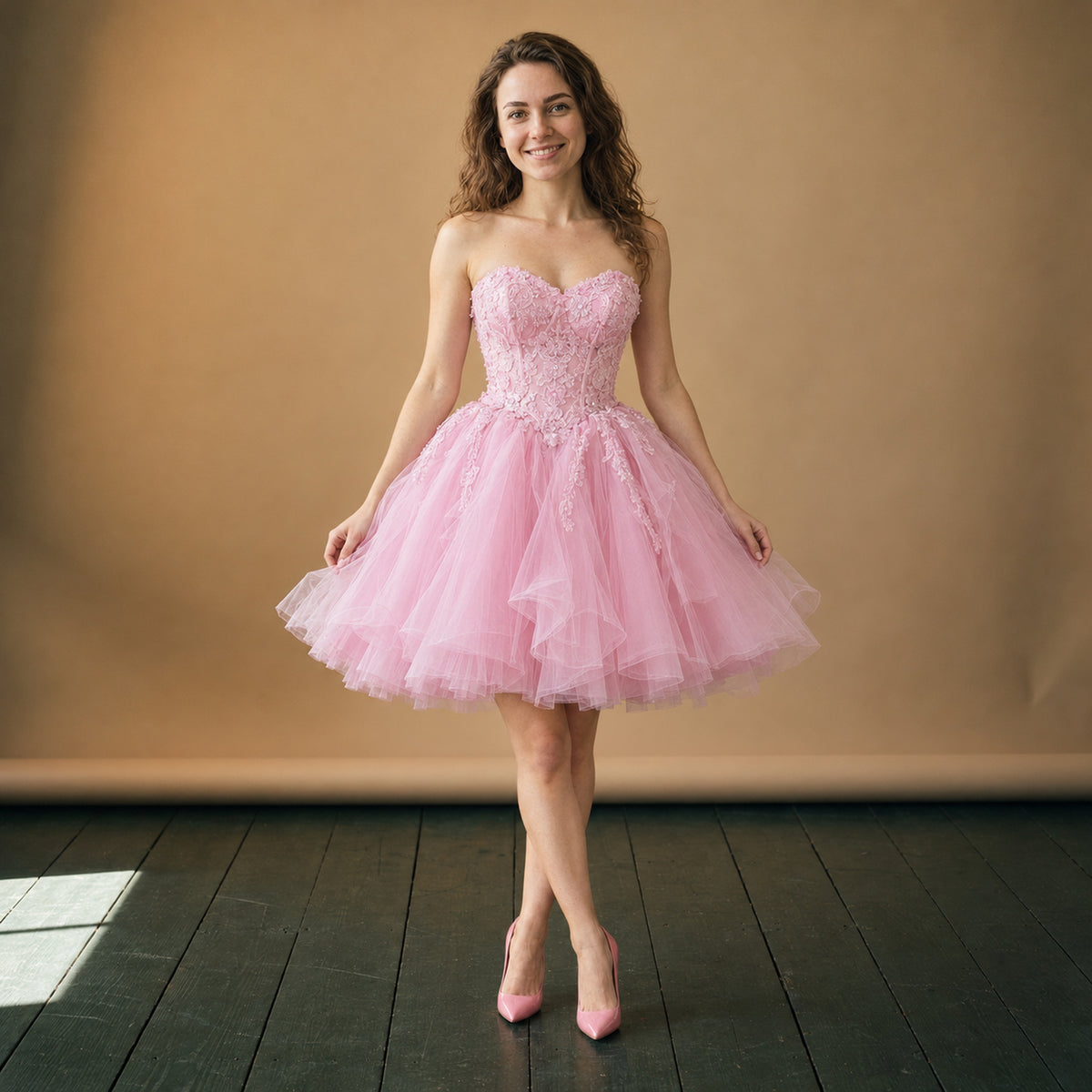 Robe charleston mariage ado rose courte à jupe volumineuse portée en studio, vue de face Bild