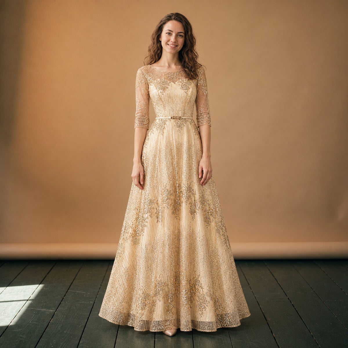 Robe charleston de mariage dorée longue portée en studio, manches trois-quarts en voile, vue de face Bild