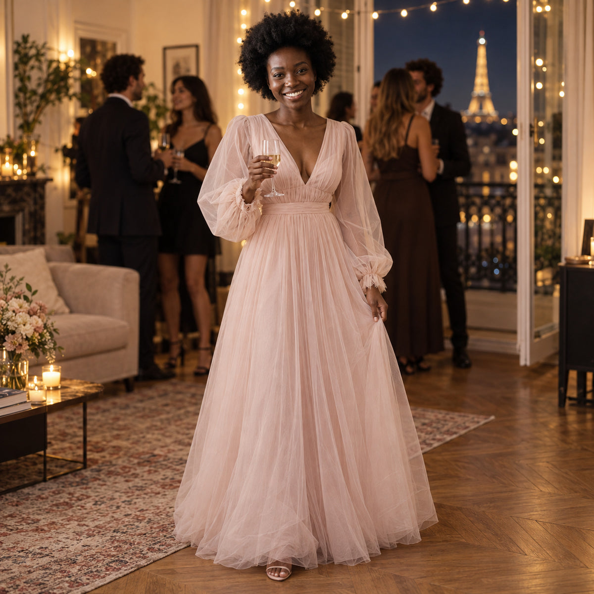Femme portant la robe charleston mariage à manches longues rose poudré lors d'un vin d'honneur dans un jardin Bild