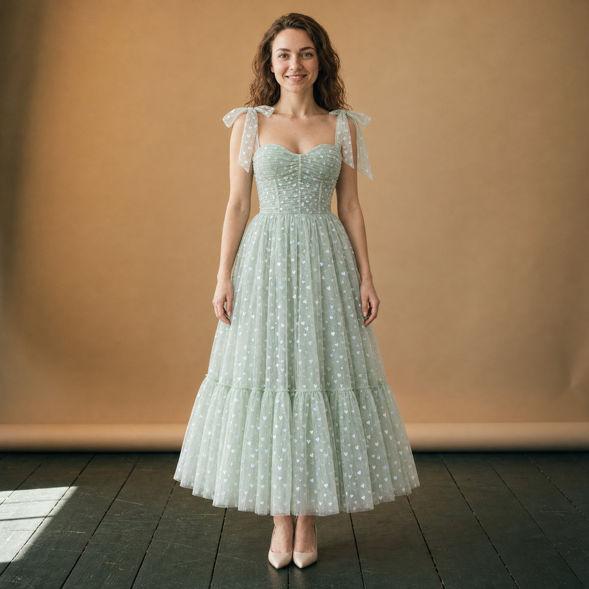 Robe charleston mariage vert menthe mi-longue à bretelles nouées portée en studio, vue de face Bild
