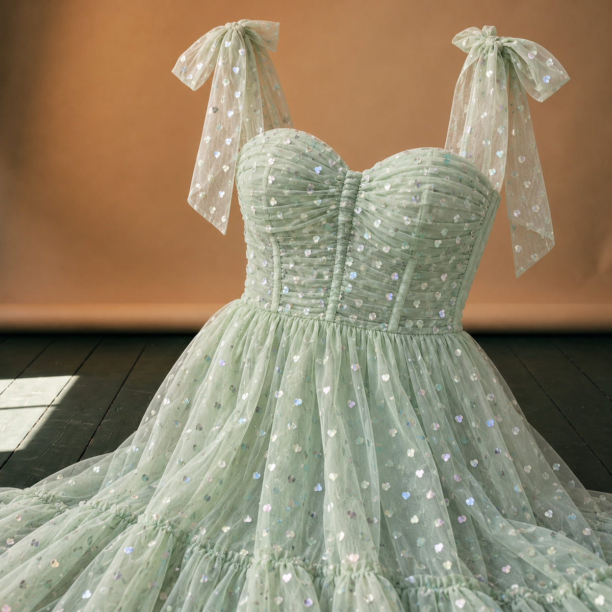 Gros plan sur le voile à petits cœurs brillants et le buste drapé de la robe charleston mariage vert menthe Bild