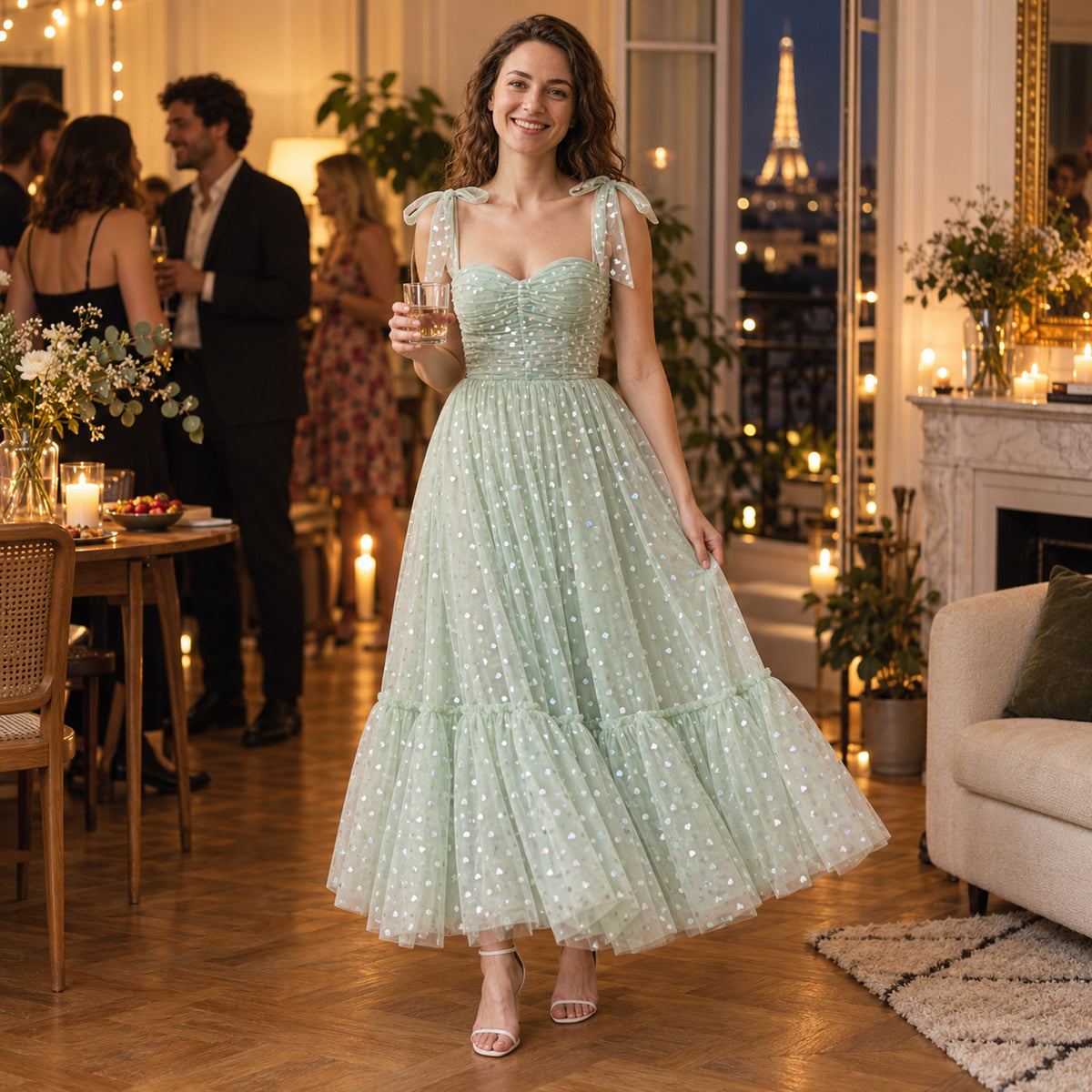 Femme portant la robe charleston mariage vert menthe lors d'un vin d'honneur en extérieur Bild