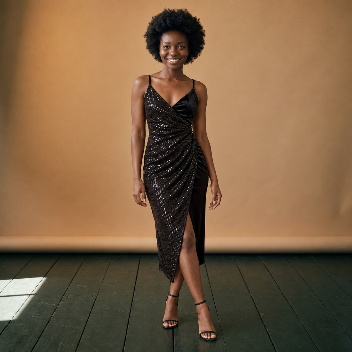 Robe charleston à sequins portefeuille avec fente et fines bretelles portée en studio, vue de face Bild