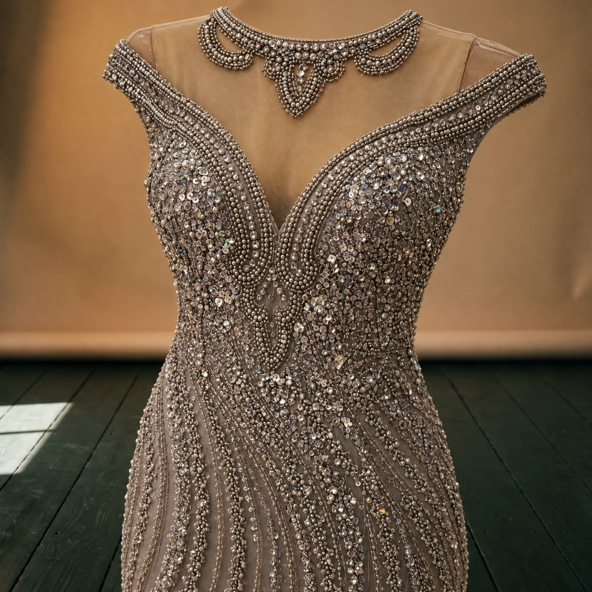 Gros plan sur la broderie de perles et de sequins argentés de la robe cocktail charleston Bild