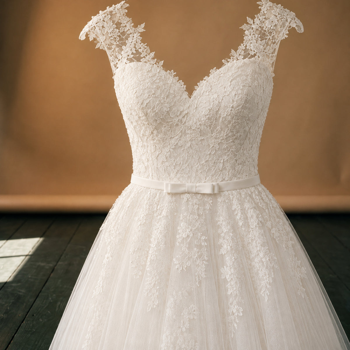 Gros plan sur la dentelle du décolleté et le tulle de la robe de mariée courte vintage Bild