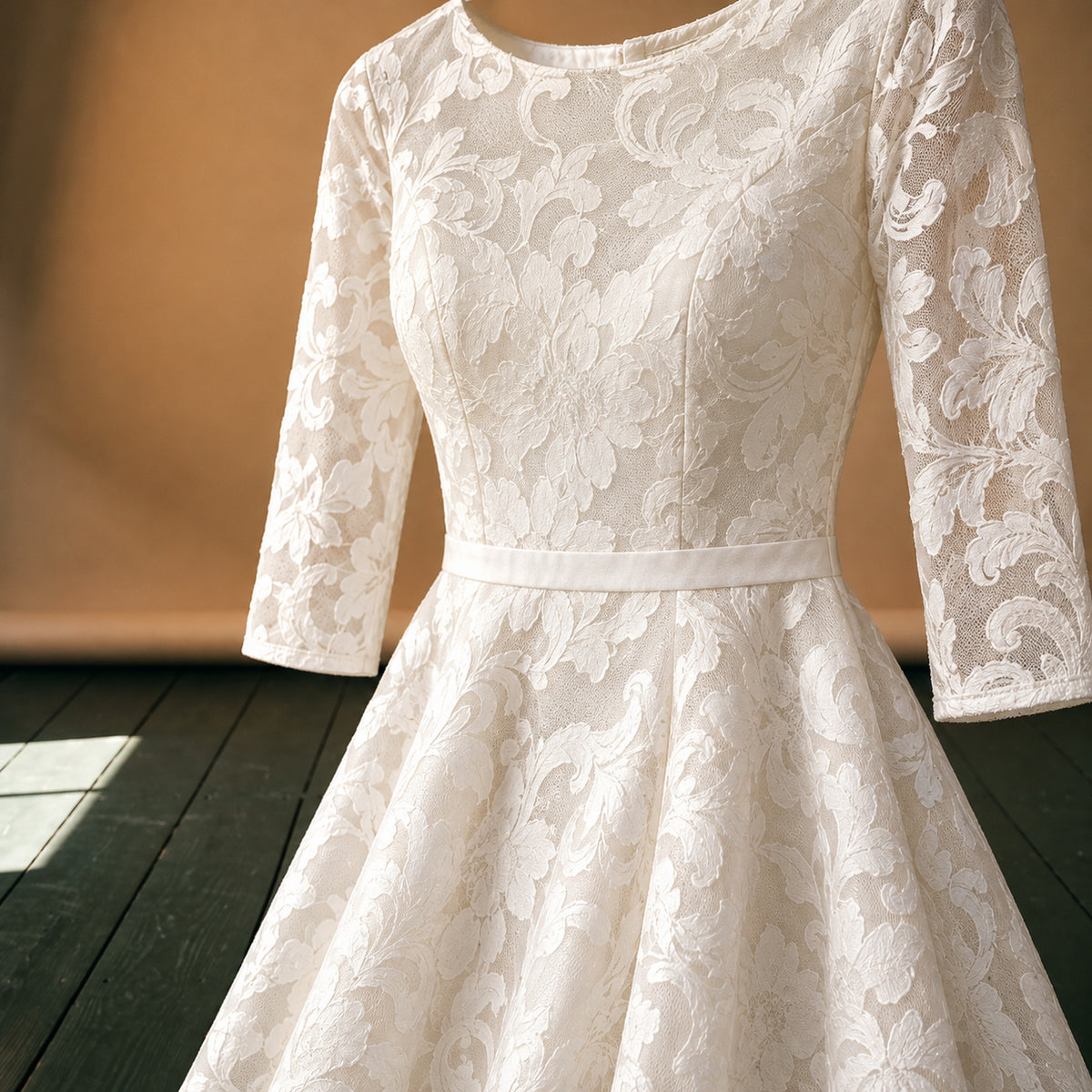 Gros plan sur la dentelle ajourée et le coton de la robe de mariée mi-longue vintage Bild
