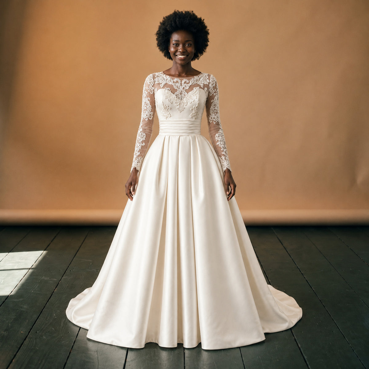 Robe de mariée vintage à manches longues en dentelle portée en studio, jupe ample en satin, vue de face Bild