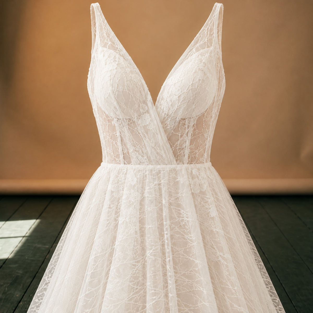 Gros plan sur les appliques fleuries, les perles et le tulle de la robe de mariée vintage chic à dos nu Bild