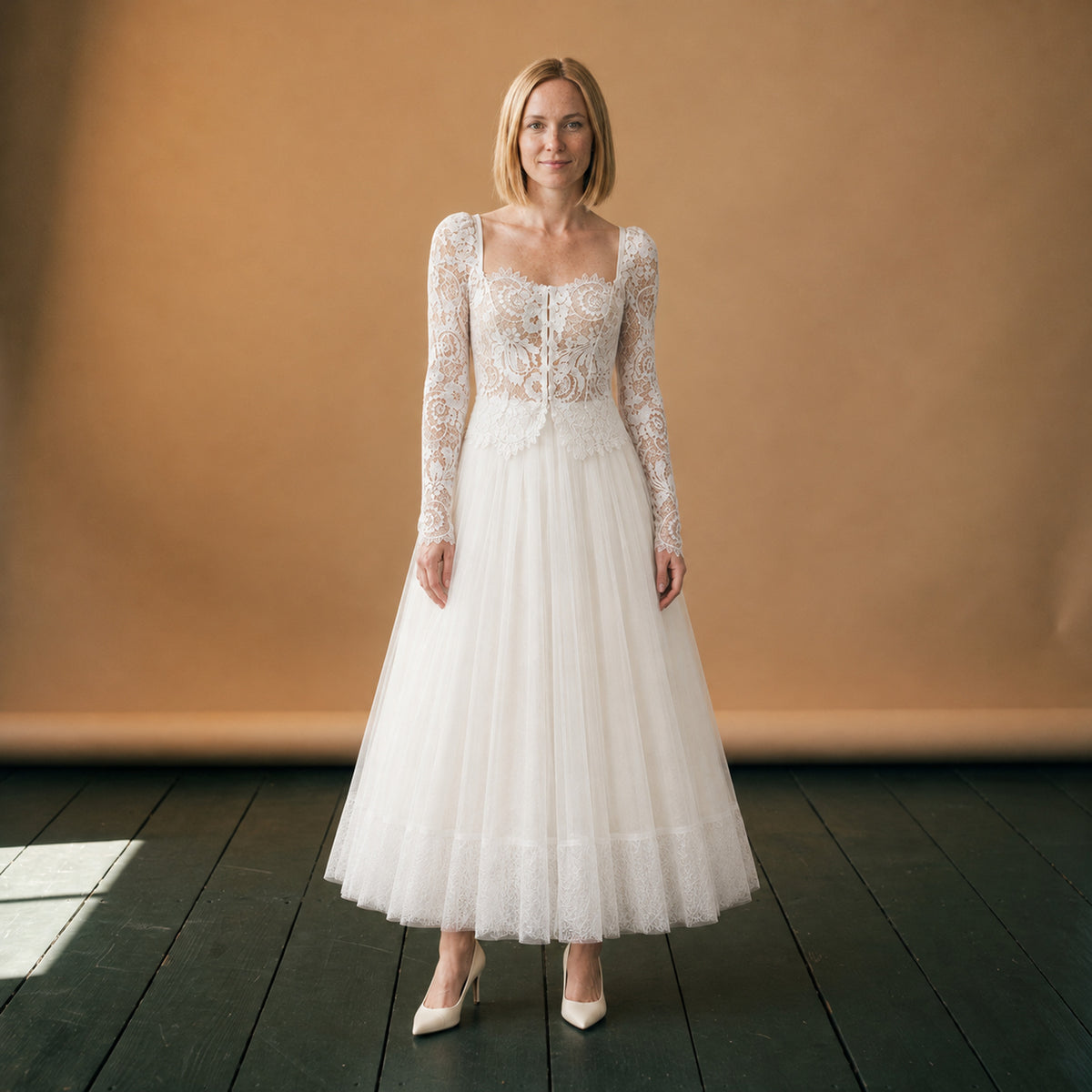 Robe de mariée vintage deux pièces en dentelle portée en studio, manches longues et jupe en tulle Bild