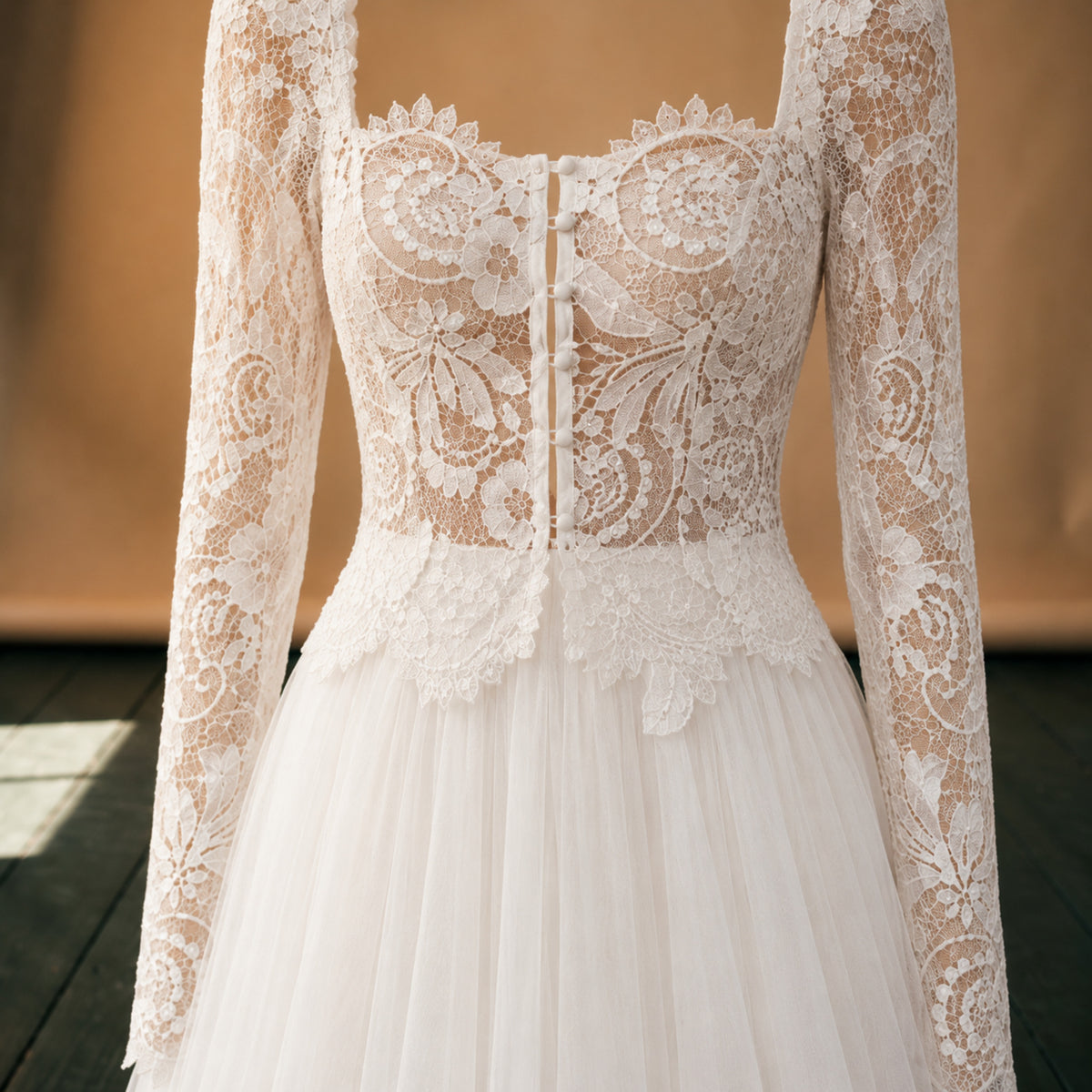 Gros plan sur la dentelle de la manche et les appliqués du corsage de la robe de mariée vintage deux pièces Bild