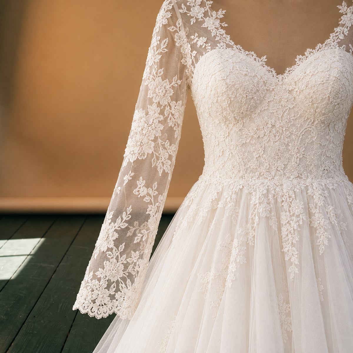 Gros plan sur la dentelle florale des manches longues de la robe de mariée vintage à manches longues Bild