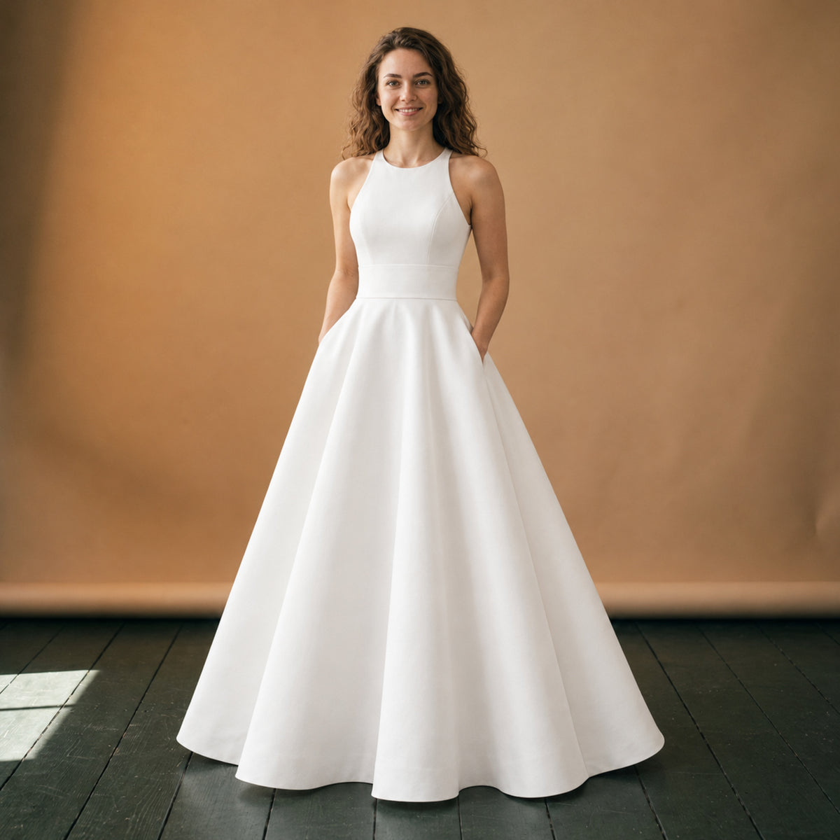 Robe de mariée vintage mi-longue avec dos en dentelle portée en studio, vue en pied Bild