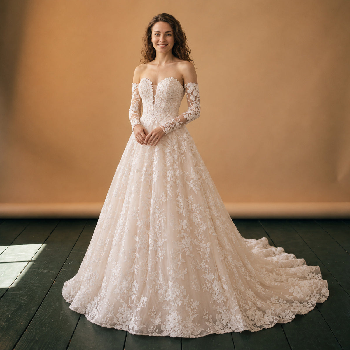 Robe charleston mariage longue blanche à manches, effet dentelle et traîne, portée en studio de face Bild