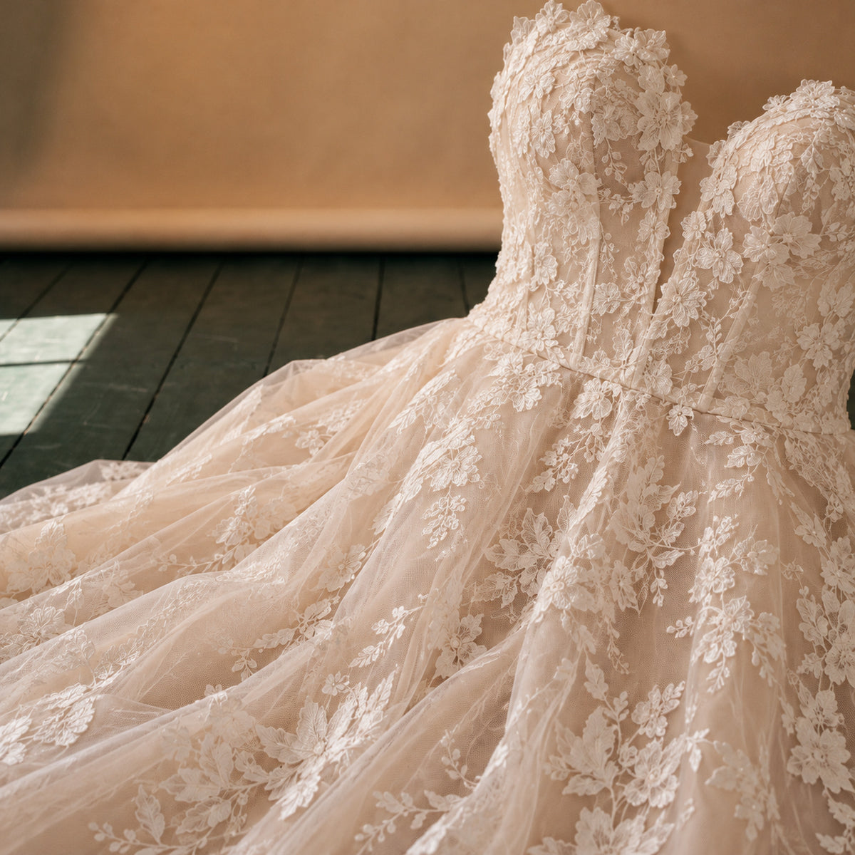 Gros plan sur les appliqués fleuris effet dentelle et la manche en voile de la robe charleston mariage longue Bild