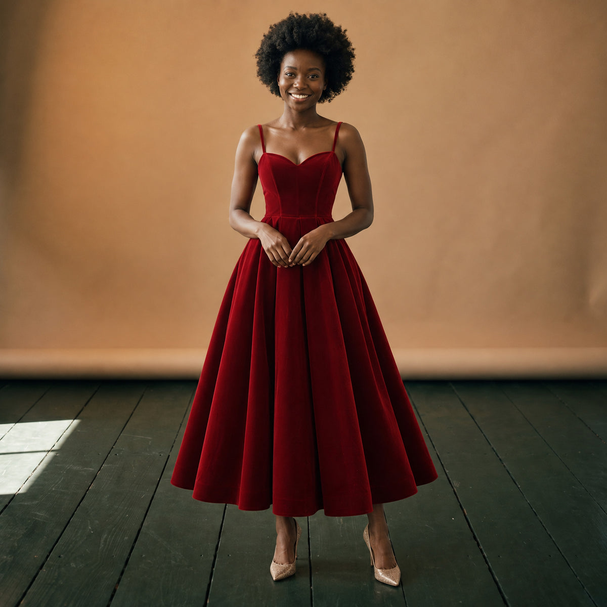 Robe longue vintage années 50 en velours bourgogne portée en studio, encolure cœur et jupe en corolle Bild