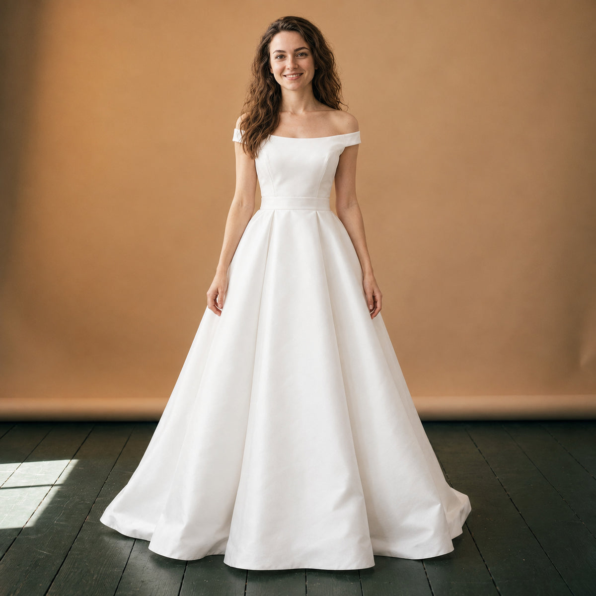 Robe de mariée col bateau vintage en satin portée en studio, longueur au sol, vue de face Bild