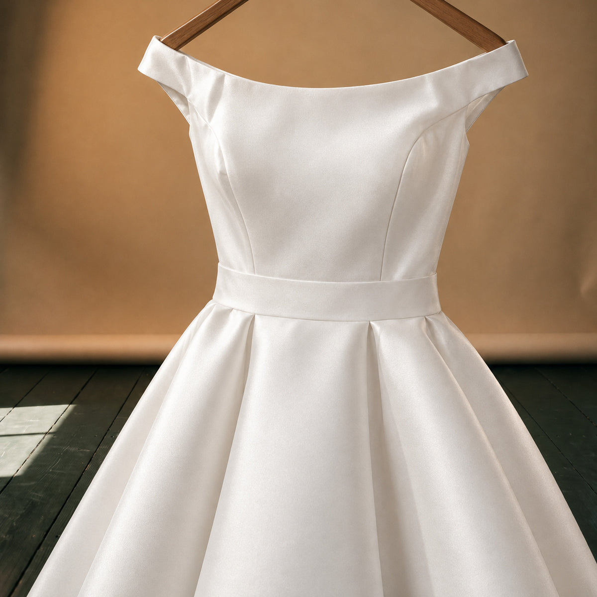 Gros plan sur le satin et le col bateau de la robe de mariée vintage, reflet de la lumière Bild