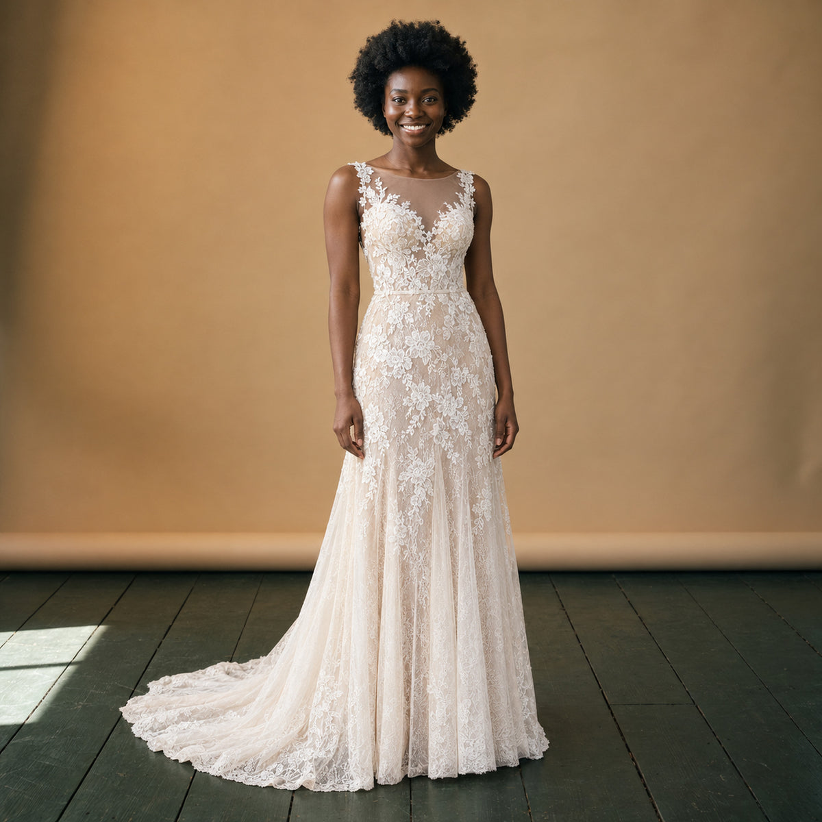 Robe de mariée fourreau vintage en dentelle portée en studio, sans manches, vue de face Bild