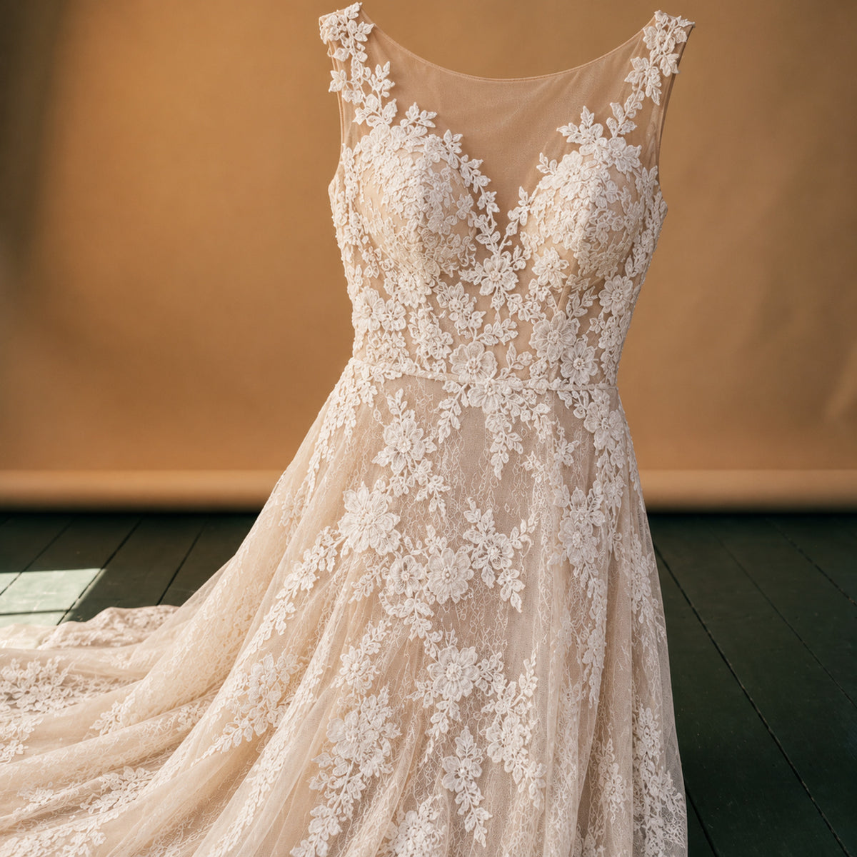 Gros plan sur la dentelle et les appliques de la robe de mariée fourreau vintage Bild