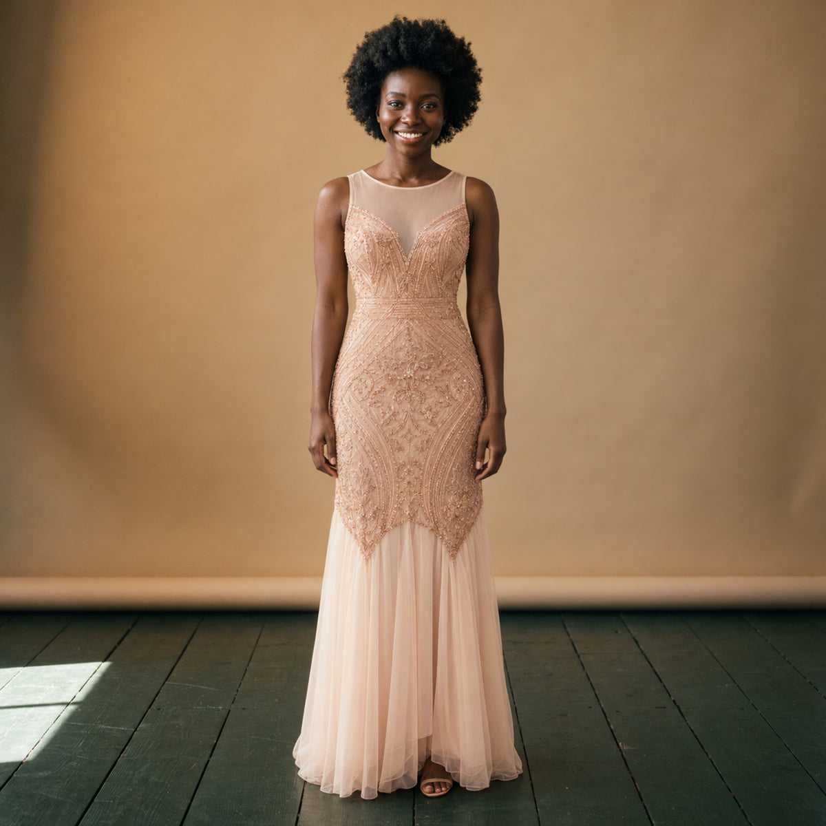 Robe style charleston années 20 pour mariage, longue et brodée de paillettes, portée en studio, vue de face Bild