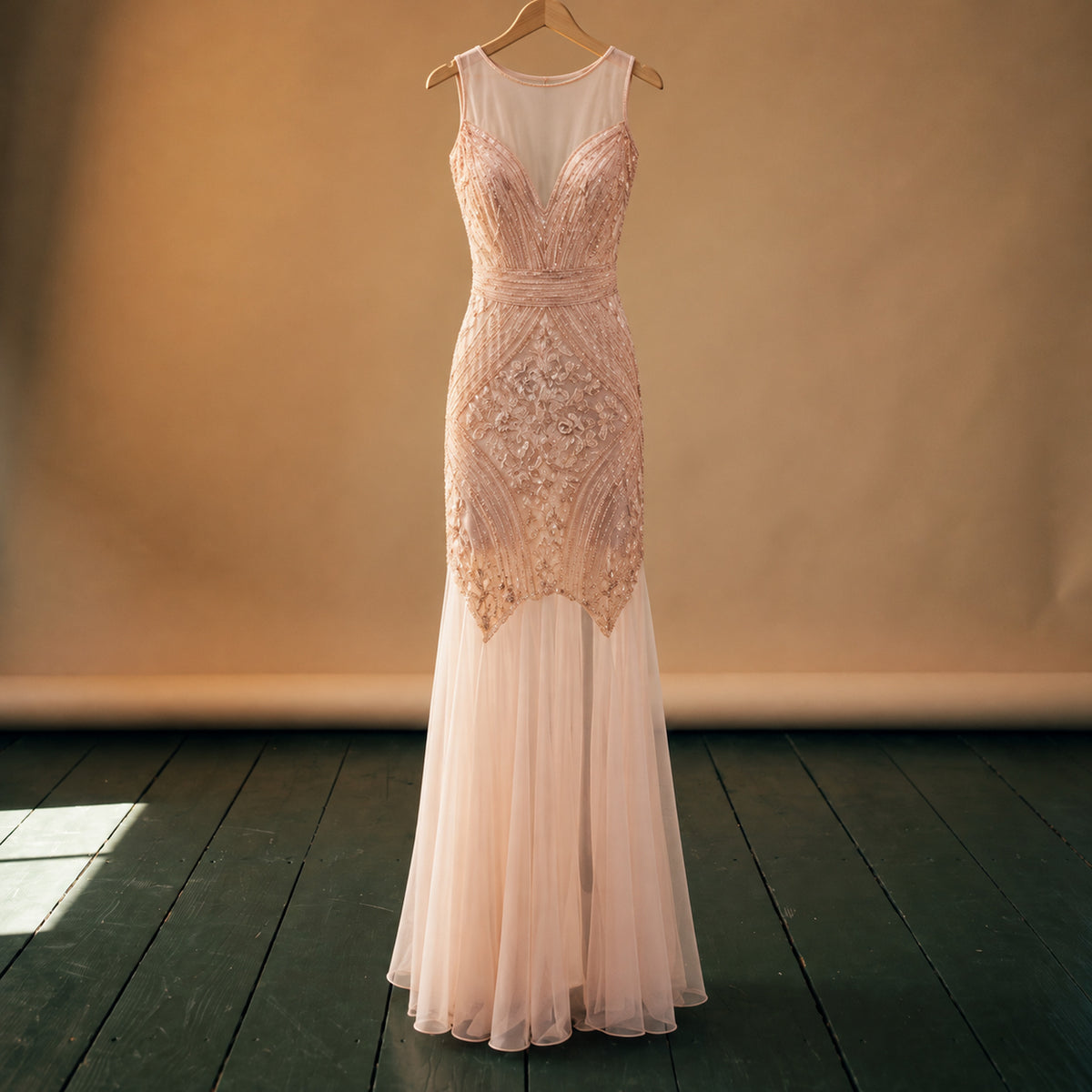 Gros plan sur les paillettes brodées et le voile transparent de la robe style charleston années 20 pour mariage Bild