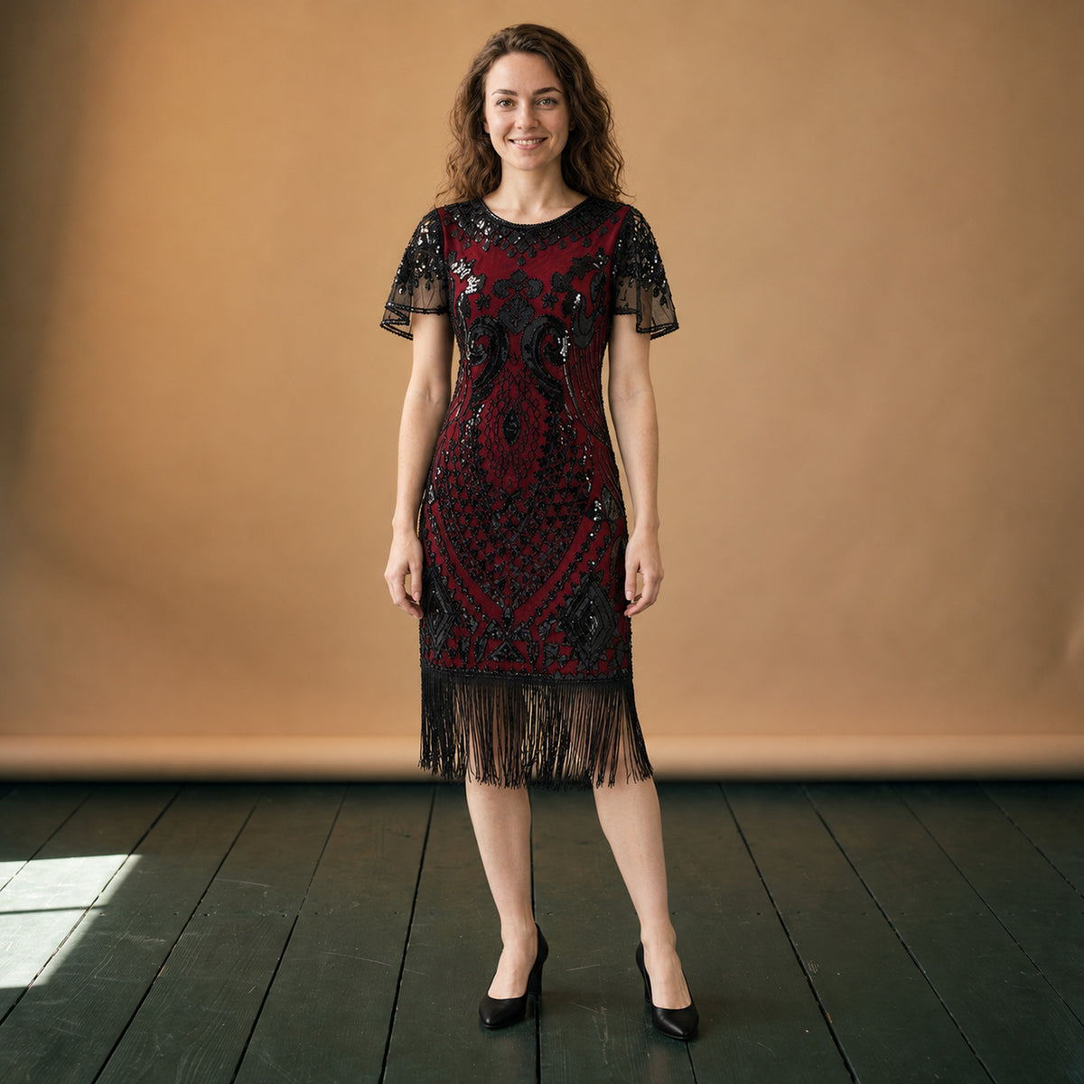 Robe style charleston pour mariage à sequins et franges portée en studio, vue de face et de dos Bild
