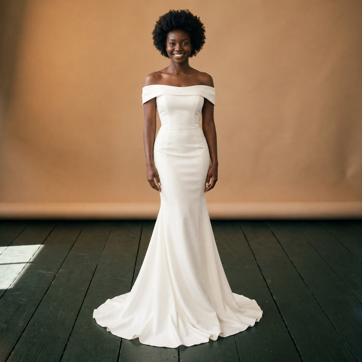 Robe style charleston pour mariage blanche à coupe sirène portée en studio, épaules dénudées, vue de profil Bild