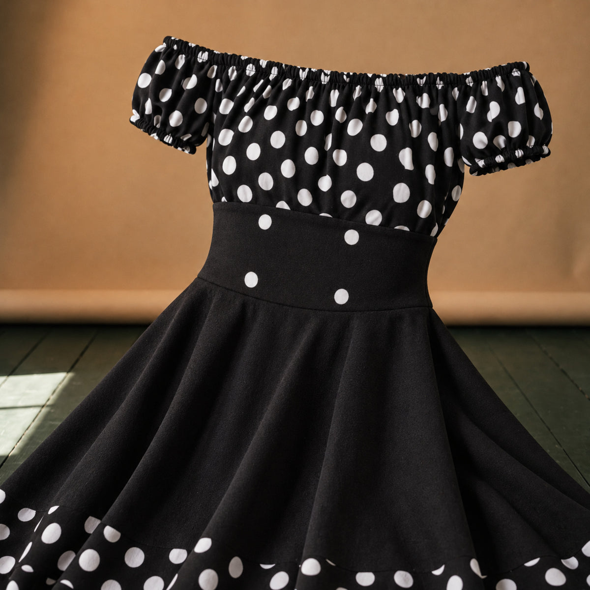 Gros plan sur les pois blancs, les boutons du corsage et le tissu extensible de la robe vintage années 60 Bild