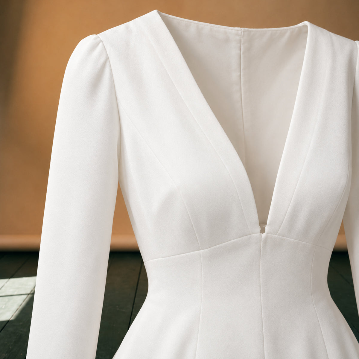 Gros plan sur le satin ivoire et les plis à la taille de la robe de mariage vintage années 50 Bild