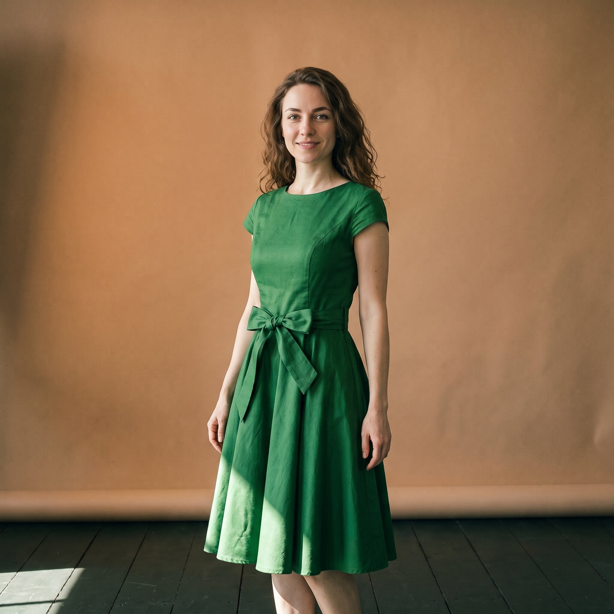 Robe vintage verte années 50 portée en studio Bild