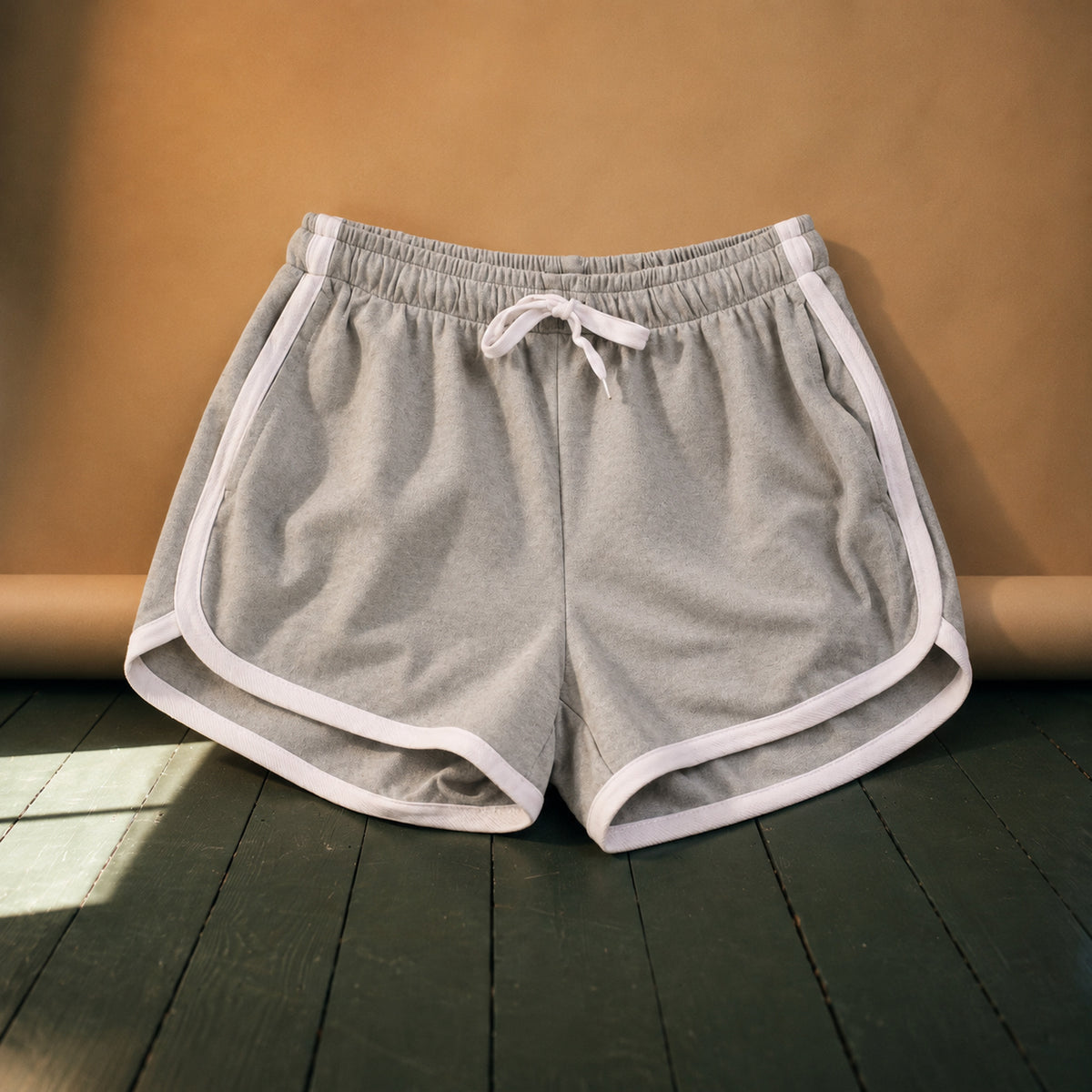 Gros plan sur le polyester léger et le liseré contrasté du short rétro années 80 Bild