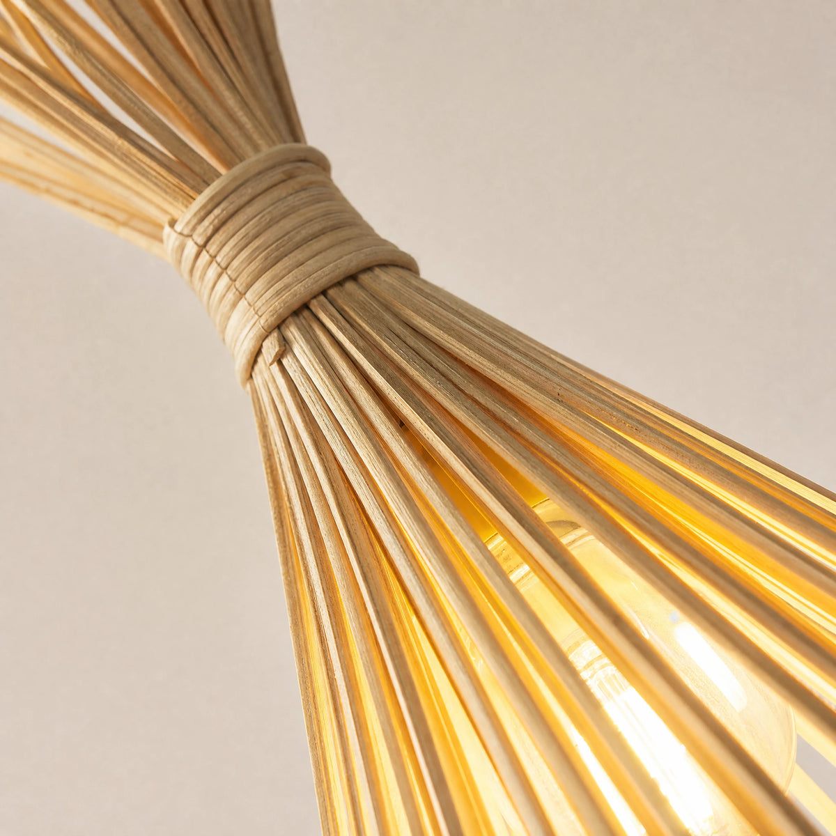 Suspension bambou tressé à la main, style zen naturel - close-up détail matière