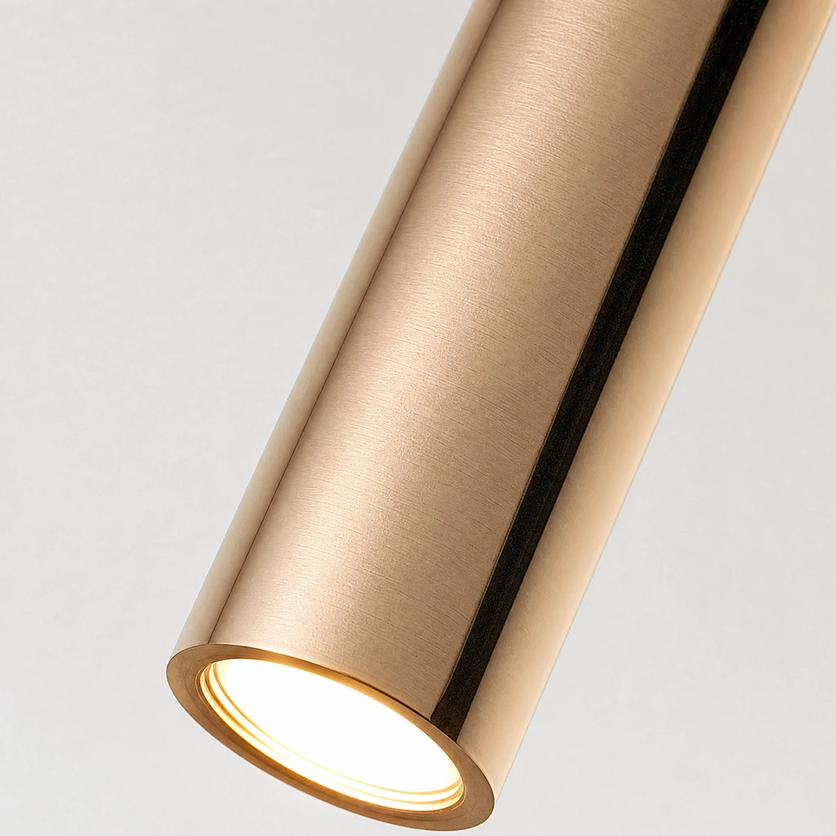 Suspension Cylindrique Dorée LED à Tube Long Moderne - close-up détail matière