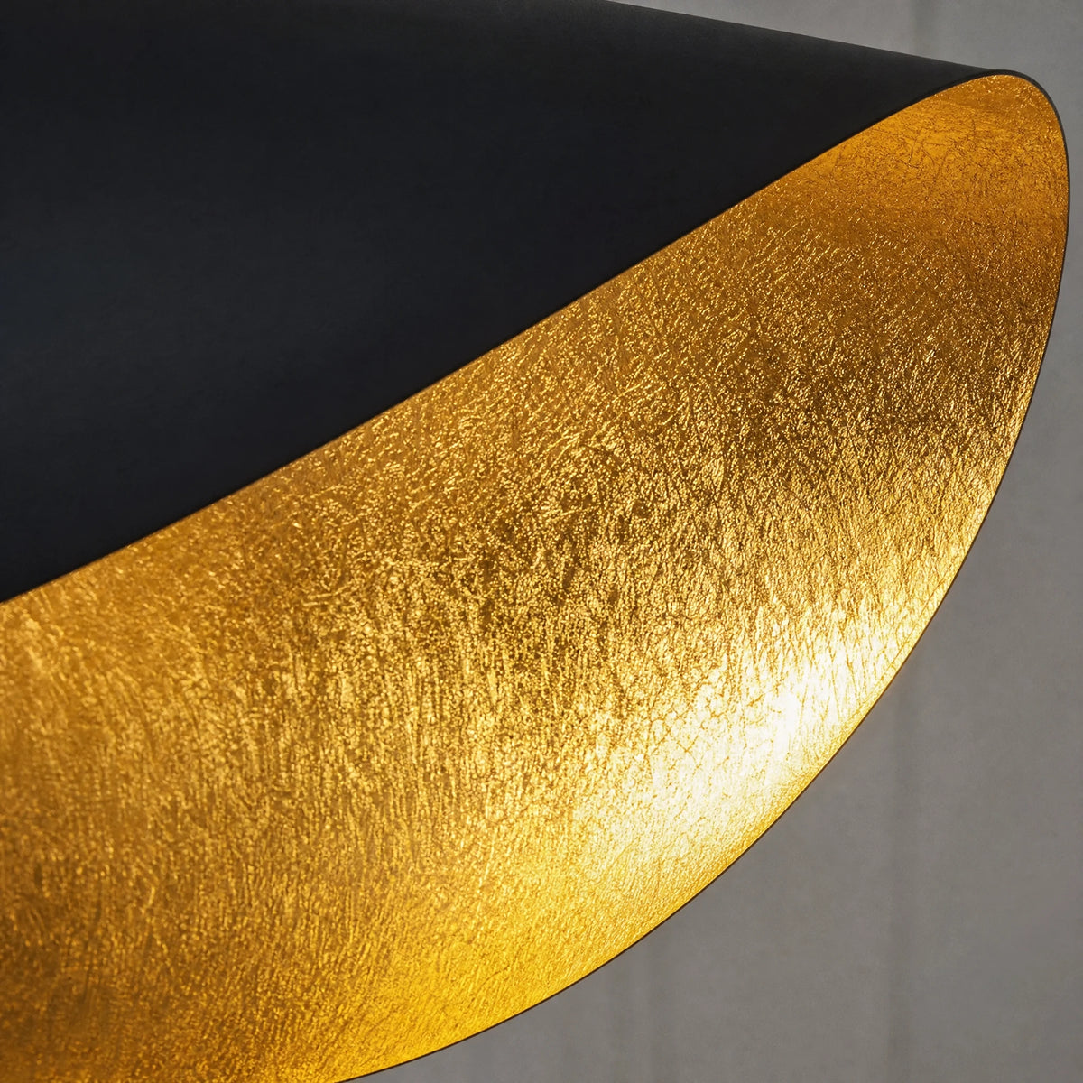 Suspension design nordique LED noir et or - close-up détail matière
