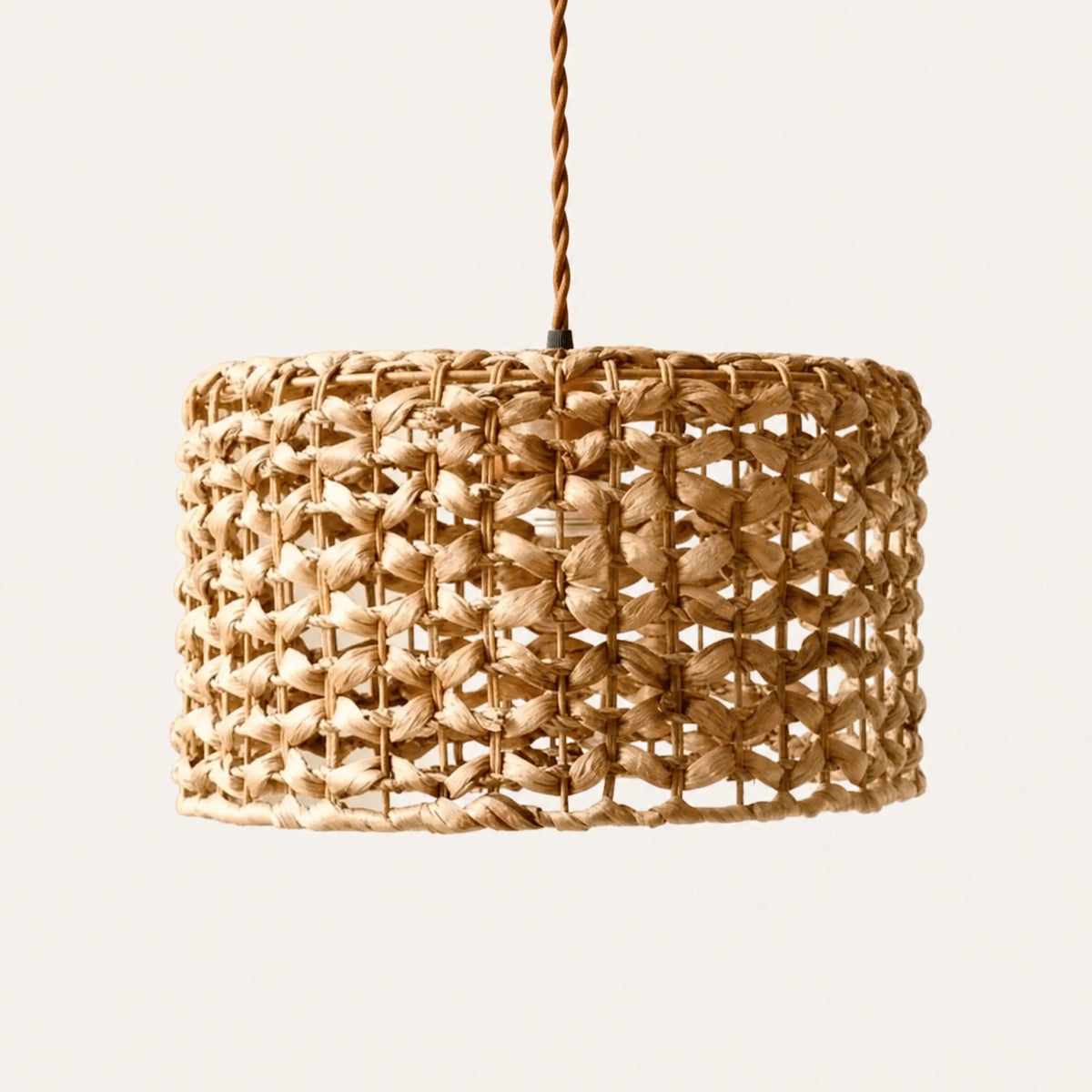 Suspension en rotin tressé cylindrique beige naturel - image principale