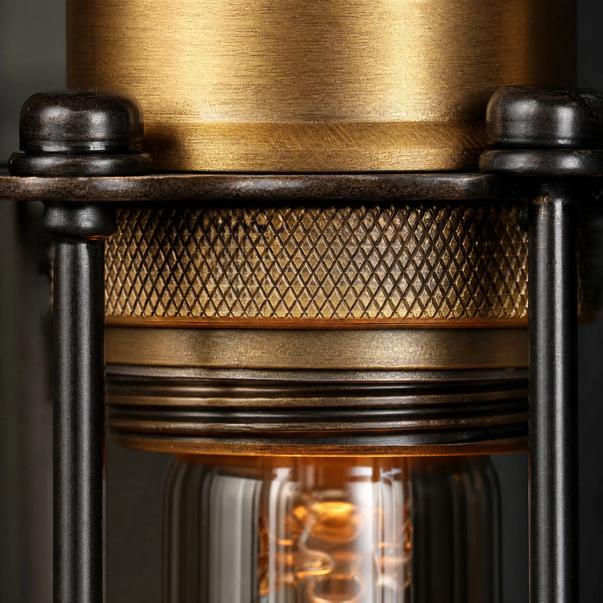 Suspension Industrielle Vintage à Cage Métal et Cuivre - close-up détail matière