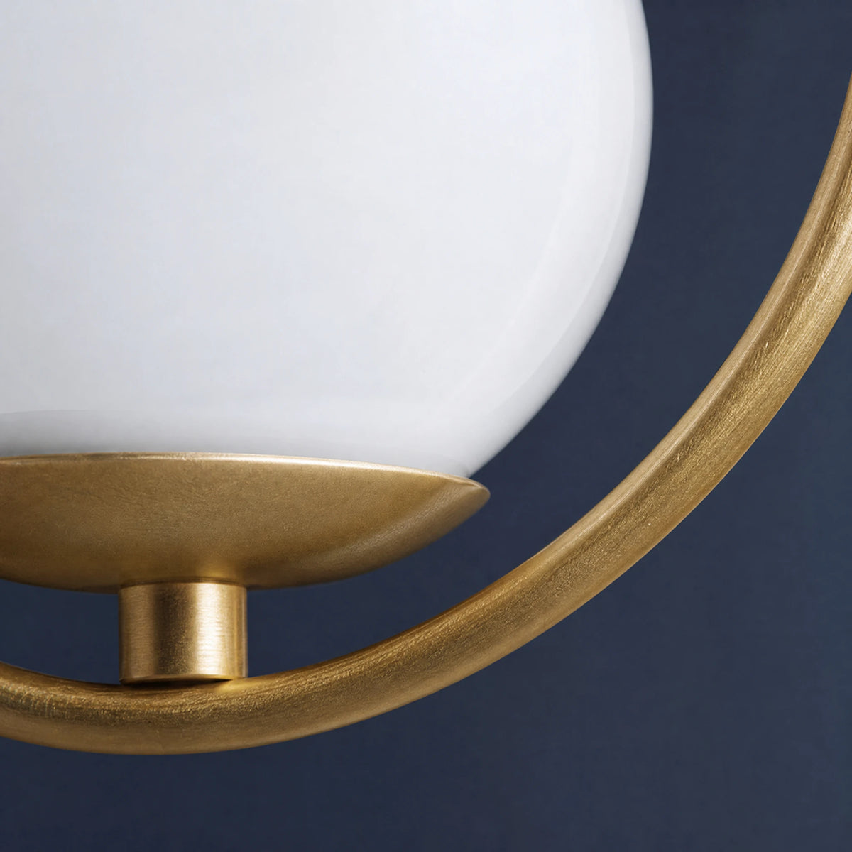 Suspension Luminaire Minimaliste avec Formes Géométriques Dorées - close-up détail matière